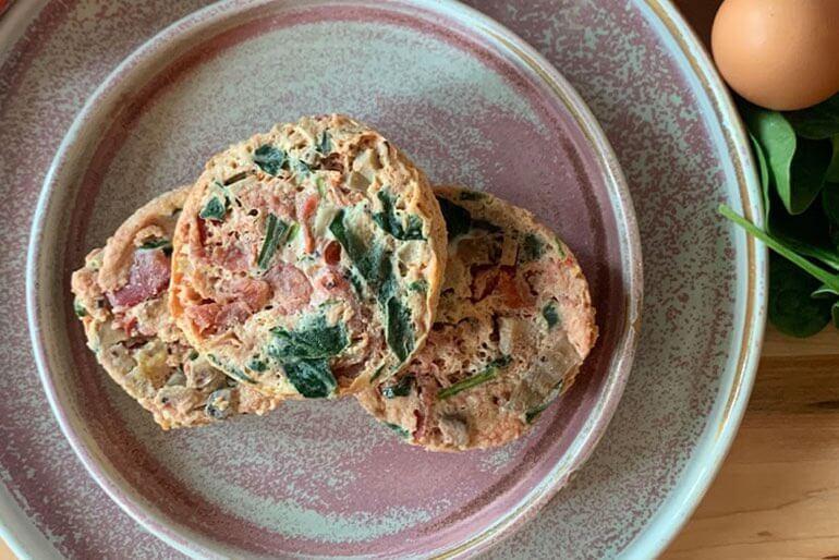 Recette de bouchées protéinées à l'œuf avec tomate, cheddar et épinards.